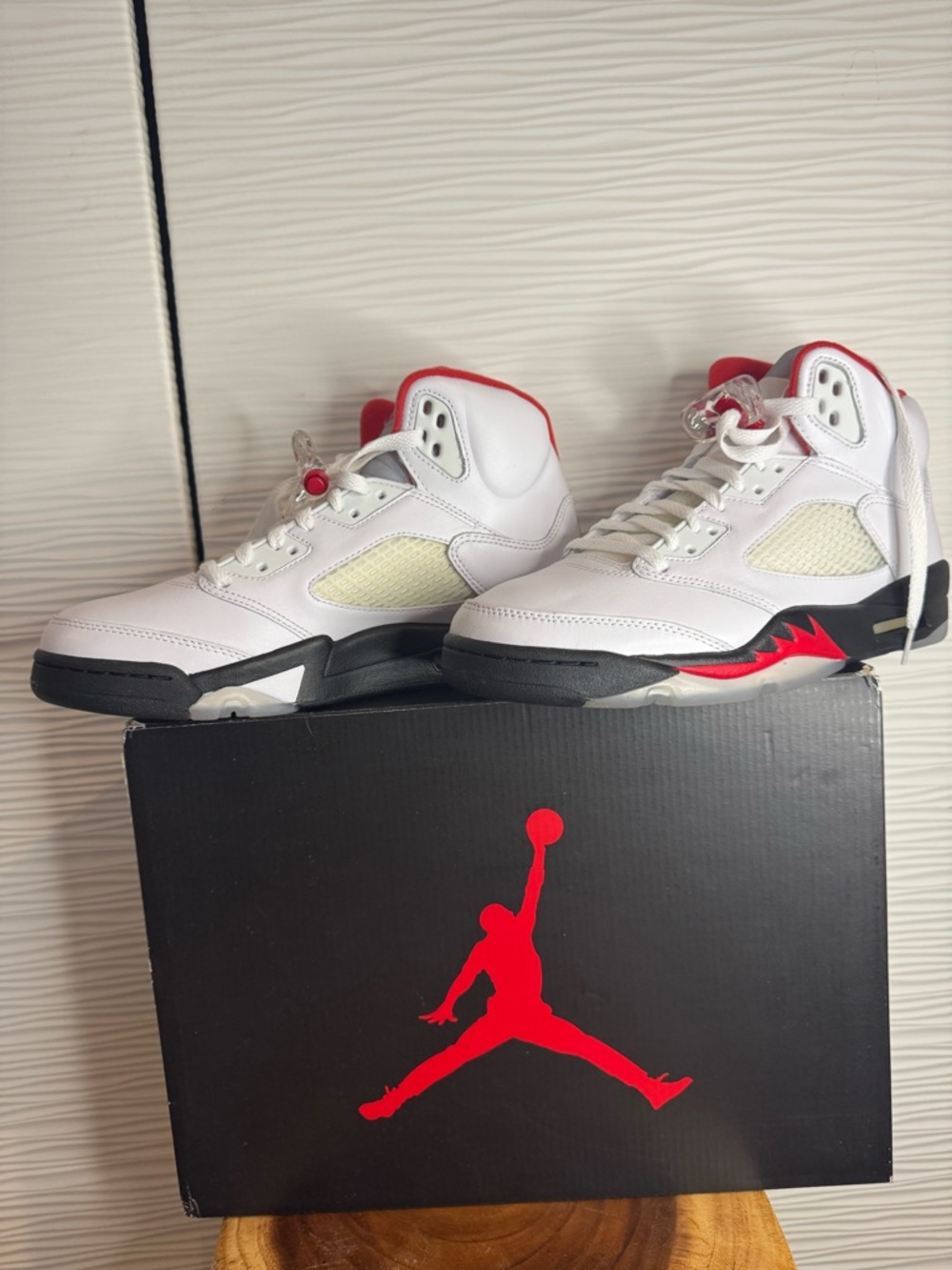 Jordan White Red Black Retro 5- Fire Basketball Sneakers Size 8.5